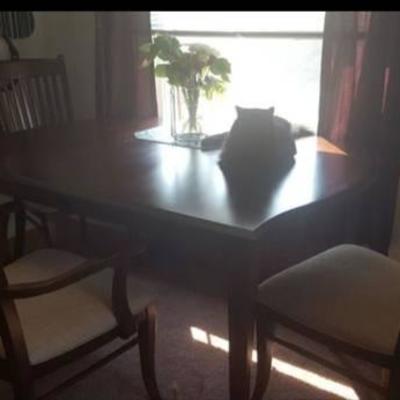 NICE Dining Room Table With Leaves & 6 Chairs 