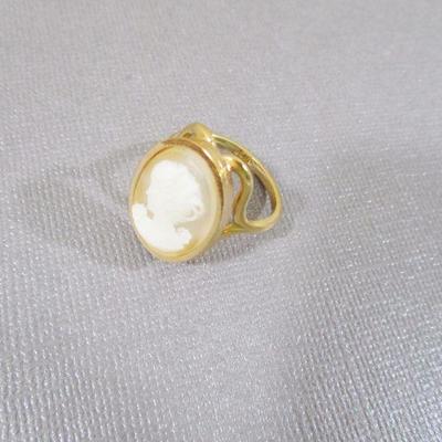 18kt HGE Cameo Shell Ladies Ring Size 8 