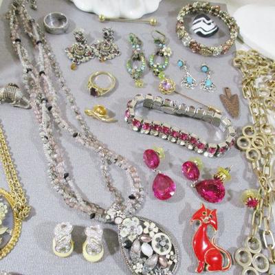  Vintage Estate Costume Jewelry Lot Some brand names All Wear 