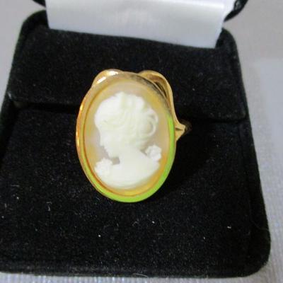 18kt HGE Cameo Shell Ladies Ring Size 8 