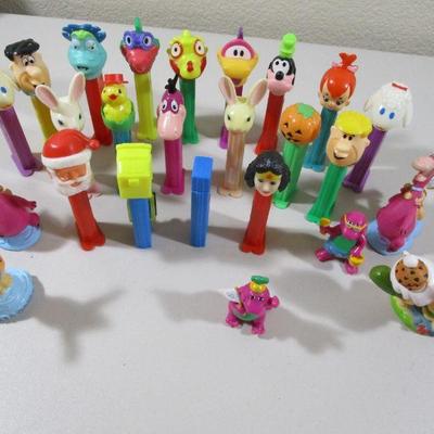 Large Lot of Pez  and rubber Flintstones Chracters 