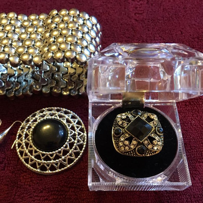 Silver overlay stretch bracelet, Brooch with Black center, Circular necklace & matching earrings, Size 7 Fun ring to match it all
