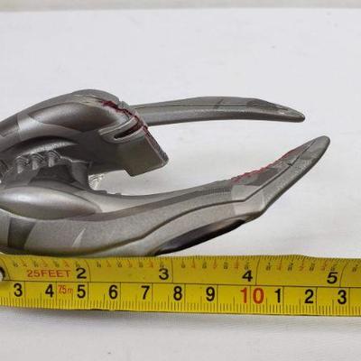 Planet Express Statue & Battlestar Galactica Ship