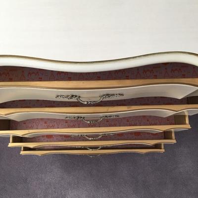 Lot 29 - Chest of Drawers