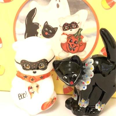 Lot 51 - Fenton Figurines
