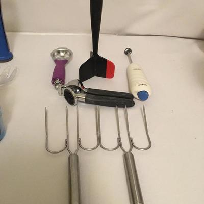 Lot 64 - Kitchen Utensils