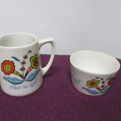Lot 41 - China Tea Cups & Saucers & Bowls