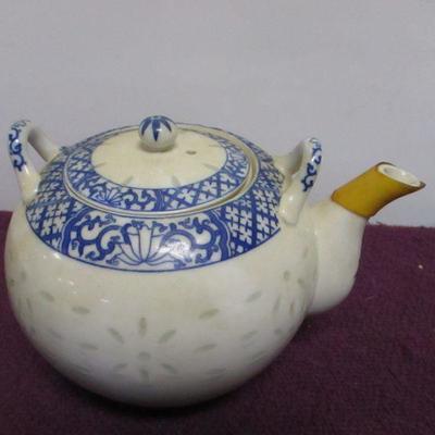 Lot 41 - China Tea Cups & Saucers & Bowls