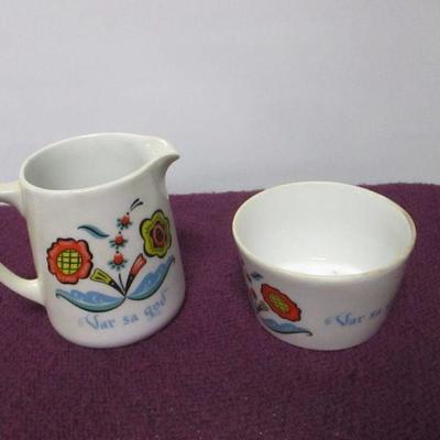 Lot 41 - China Tea Cups & Saucers & Bowls