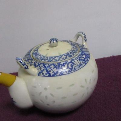 Lot 41 - China Tea Cups & Saucers & Bowls