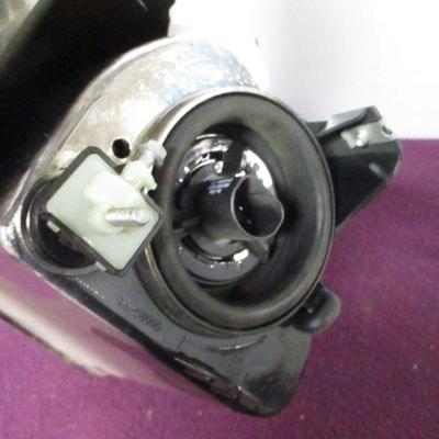 Lot 76 - Headlight For Dodge/Chrysler/Plymouth Minivan Caravan 