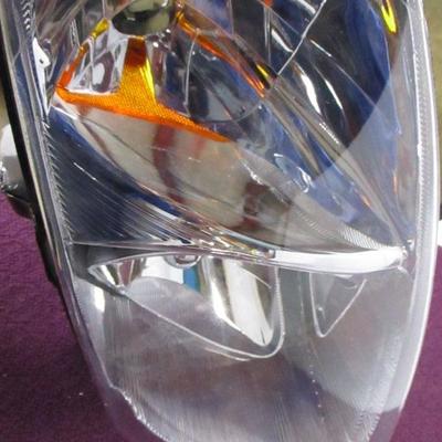 Lot 76 - Headlight For Dodge/Chrysler/Plymouth Minivan Caravan 