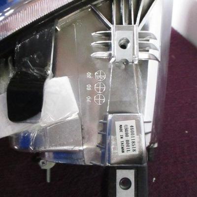 Lot 76 - Headlight For Dodge/Chrysler/Plymouth Minivan Caravan 