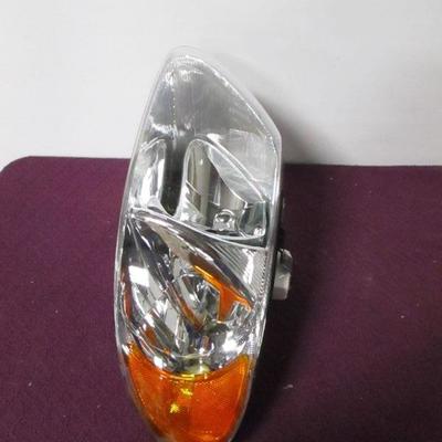 Lot 76 - Headlight For Dodge/Chrysler/Plymouth Minivan Caravan 