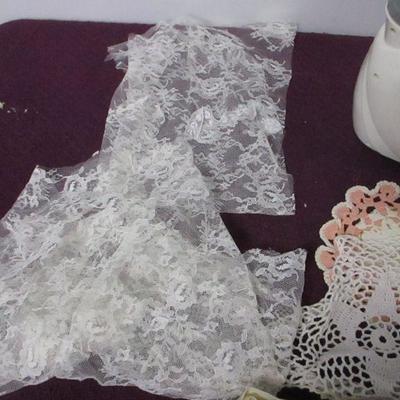 Lot 88 - Living Solutions Sewing Machine & Handmade Items