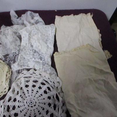 Lot 88 - Living Solutions Sewing Machine & Handmade Items