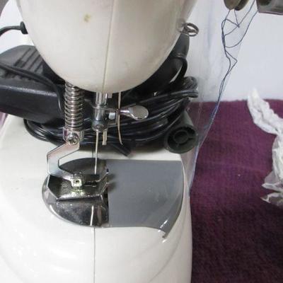 Lot 88 - Living Solutions Sewing Machine & Handmade Items