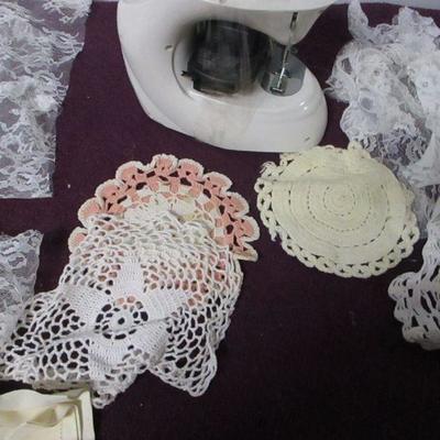 Lot 88 - Living Solutions Sewing Machine & Handmade Items