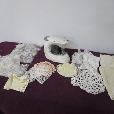 Lot 88 - Living Solutions Sewing Machine & Handmade Items