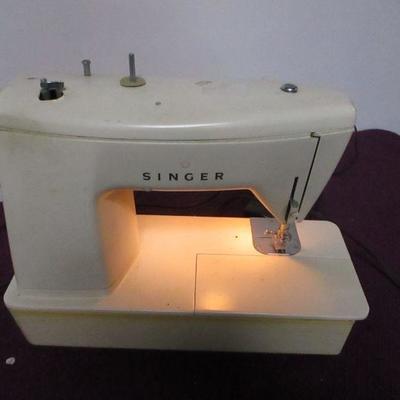 Lot 101 - Singer Stylist Sewing Machine