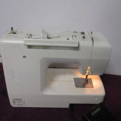 Lot 103 - Singer Sewing Machine Model 1116
