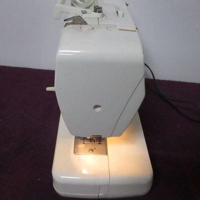 Lot 103 - Singer Sewing Machine Model 1116