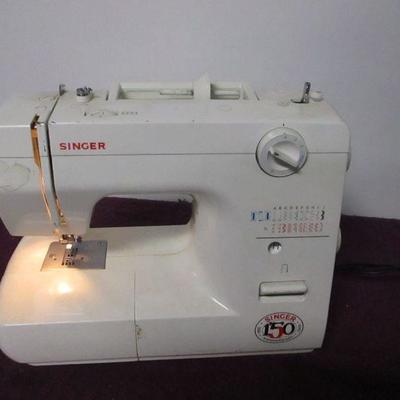 Lot 103 - Singer Sewing Machine Model 1116