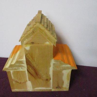 Lot 113 - Birdhouse