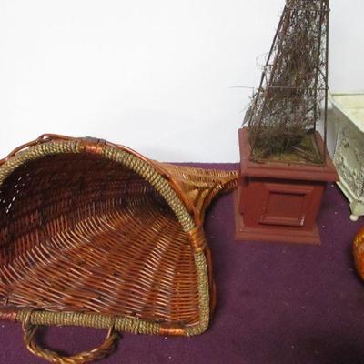 Lot 124 - Home Decor Items