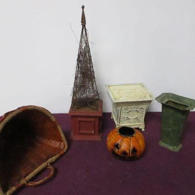 Lot 124 - Home Decor Items
