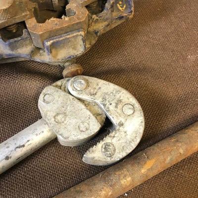 Lot # 219 CRAFTSMAN Pipe threader w/ dies and wrench