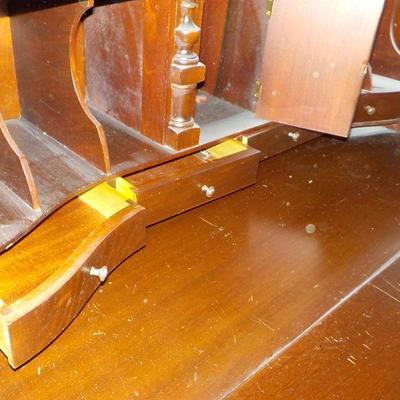 Chippendale, Desk with slant front.