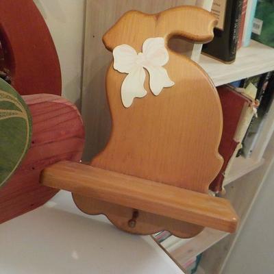 Lg wood swan and rabbit @ bowl fruit.