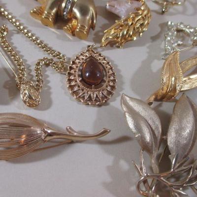  Vintage Lot of Mixed Gold tone Brooches Name Signed and Unsigned  All Wear 