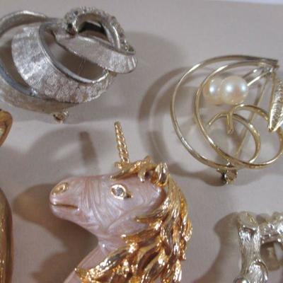  Vintage Lot of Mixed Gold tone Brooches Name Signed and Unsigned  All Wear 