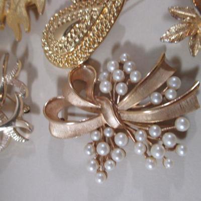  Vintage Lot of Mixed Gold tone Brooches Name Signed and Unsigned  All Wear 