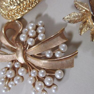  Vintage Lot of Mixed Gold tone Brooches Name Signed and Unsigned  All Wear 