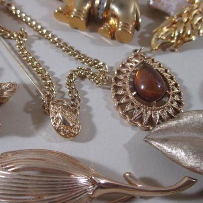  Vintage Lot of Mixed Gold tone Brooches Name Signed and Unsigned  All Wear 