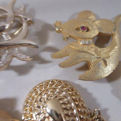  Vintage Lot of Mixed Gold tone Brooches Name Signed and Unsigned  All Wear 