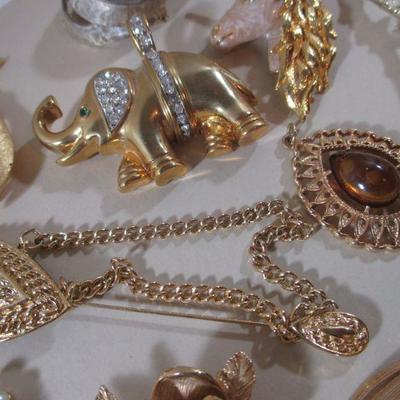  Vintage Lot of Mixed Gold tone Brooches Name Signed and Unsigned  All Wear 
