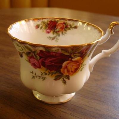 GR 148 - (4) Royal Doulton Teacups 