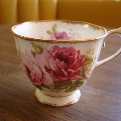 GR 148 - (4) Royal Doulton Teacups 