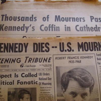 GR 152 - Lot of Old Vintage Newspapers - Major Headlines