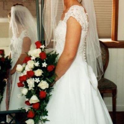 Wedding Dress Sweetheart Neckline size 6-8 with Train 