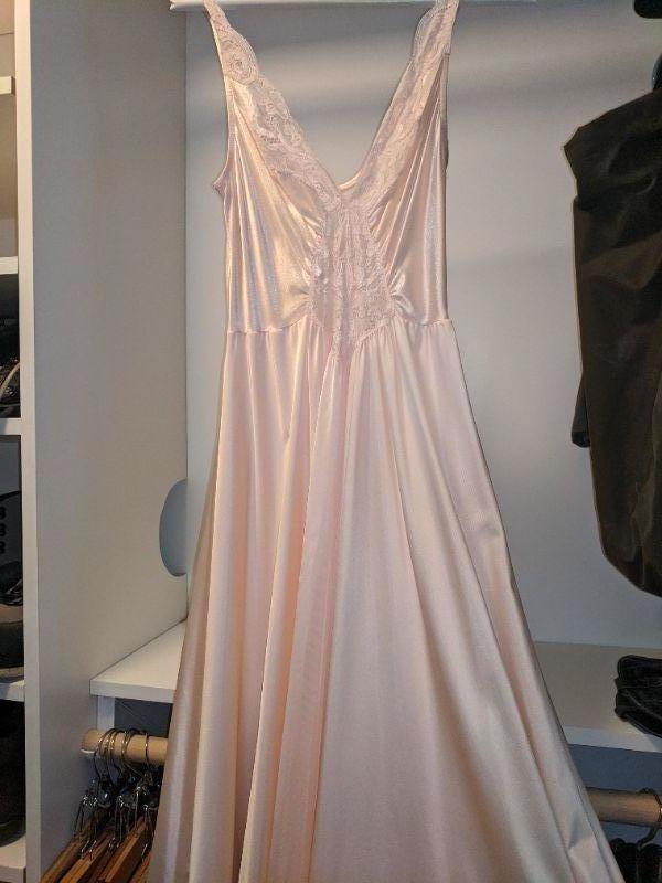 Lot 66 - Ladies Nightware | EstateSales.org