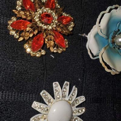Vintage floral brooch lot