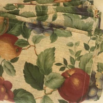 Lot 61 Table placemats and napkins