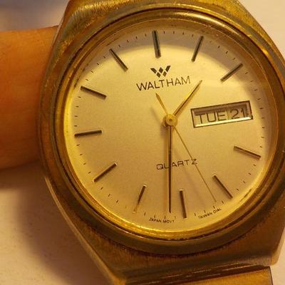 Waltham mens wrist watch, gold design.