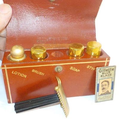 Rare " Vintage Complete travel Case with razor"