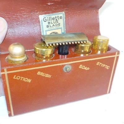 Rare " Vintage Complete travel Case with razor"